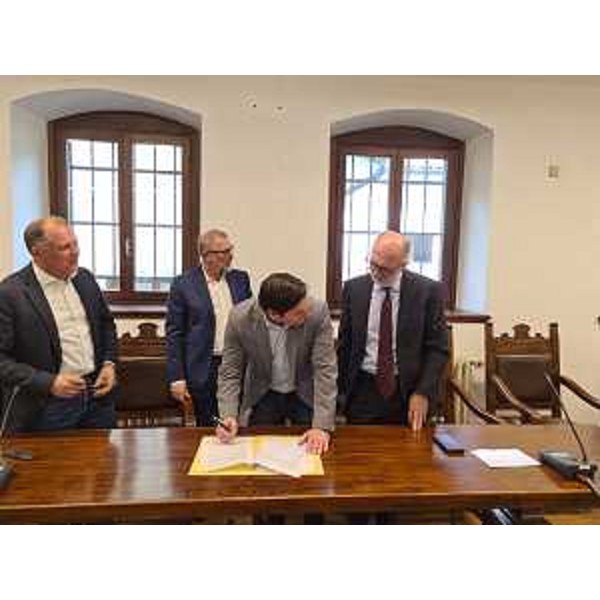 L'assessore Riccardo Riccardi (a destra nella foto) - L'assessore Riccardo Riccardi (a destra nella foto)