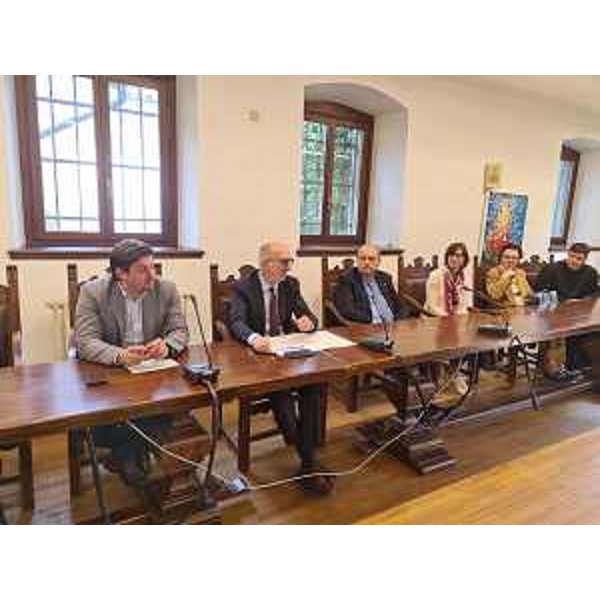 L'assessore Riccardo Riccardi (secondo da sinistra nella foto) - L'assessore Riccardo Riccardi (secondo da sinistra nella foto)