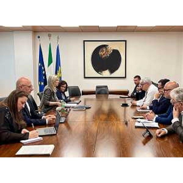 L'assessore regionale alle Infrastrutture e Territorio Cristina Amirante durante la riunione tecnica con il Comune di Udine, alla quale hanno preso parte tra gli altri il primo cittadino del capoluogo friulano Alberto Felice De Toni e l'assessore comunale a Lavori pubblici e viabilità Ivano Marchiol. - L'assessore regionale alle Infrastrutture e Territorio Cristina Amirante durante la riunione tecnica con il Comune di Udine, alla quale hanno preso parte tra gli altri il primo cittadino del capoluogo friulano Alberto Felice De Toni e l'assessore comunale a Lavori pubblici e viabilità Ivano Marchiol. 