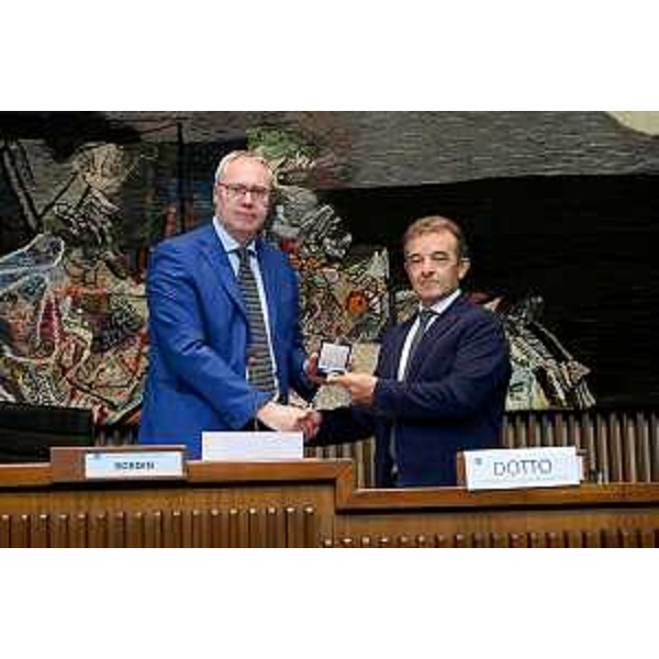 Mauro Bordin, presidente del Cr Fvg, consegna il sigillo dell'Aula a Diego Dotto, presidente dell'Aea di Monfalcone - Mauro Bordin, presidente del Cr Fvg, consegna il sigillo dell'Aula a Diego Dotto, presidente dell'Aea di Monfalcone