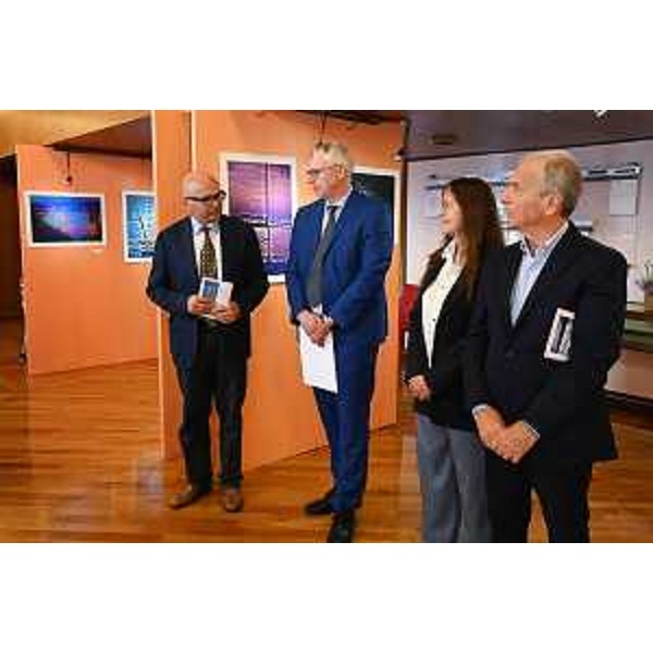 Da sinistra il consigliere Michele Lobianco, il presidente del Cr, Bordin, l'artista Alessandra Mitakidis e il critico d'arte Enzo Santese - Da sinistra il consigliere Michele Lobianco, il presidente del Cr, Bordin, l'artista Alessandra Mitakidis e il critico d'arte Enzo Santese