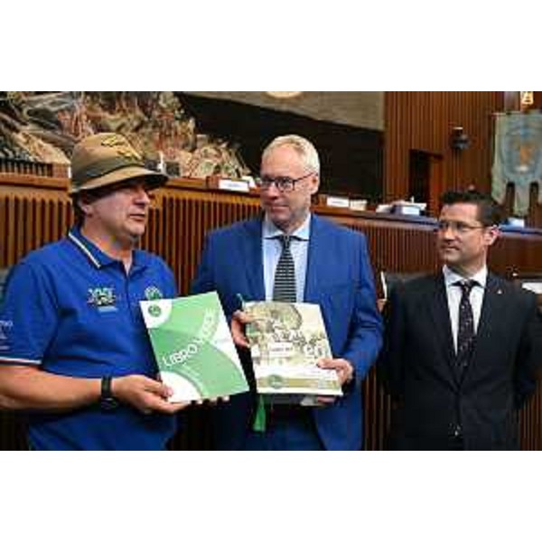 Il presidente del Cr Fvg, Mauro Bordin, con il presidente dell'Ana di Pordenone, Ilario Merlin e il consigliere regionale Markus Maurmair, promotore dell'iniziativa - Il presidente del Cr Fvg, Mauro Bordin, con il presidente dell'Ana di Pordenone, Ilario Merlin e il consigliere regionale Markus Maurmair, promotore dell'iniziativa