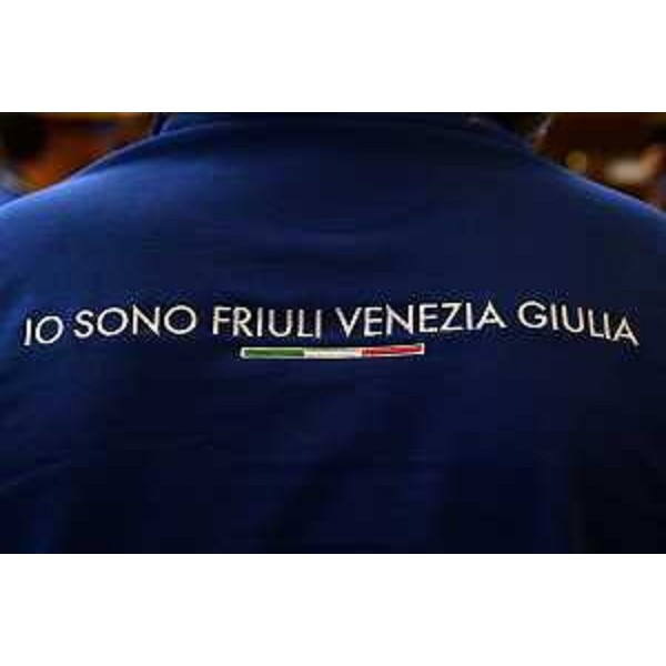 La maglietta degli alpini con il marchio Io sono Friuli Venezia Giulia - La maglietta degli alpini con il marchio Io sono Friuli Venezia Giulia