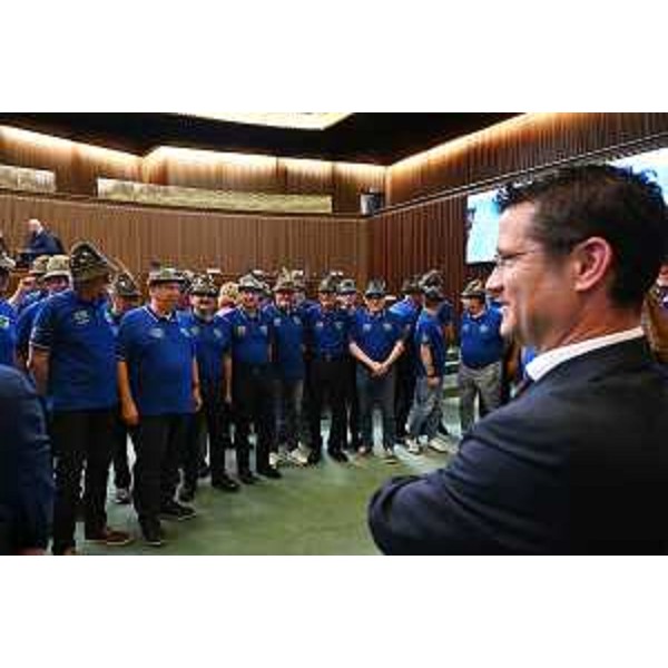 Gli alpini di Pordenone accolti in Aula in Consiglio regionale - Gli alpini di Pordenone accolti in Aula in Consiglio regionale