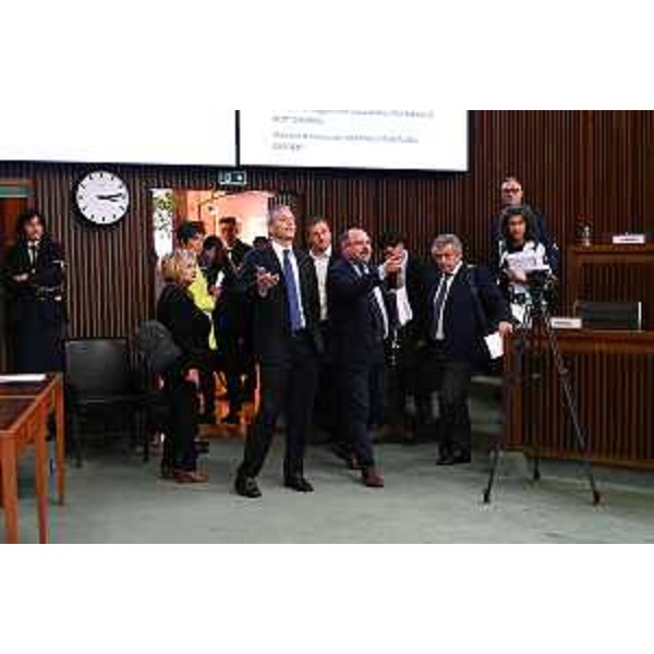 I dem Francesco Russo e Diego Moretti protestano prima di uscire dall'Aula - I dem Francesco Russo e Diego Moretti protestano prima di uscire dall'Aula