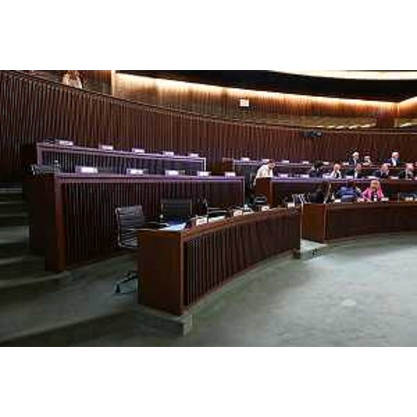 L'aula con i soli consiglieri di maggioranza - L'aula con i soli consiglieri di maggioranza