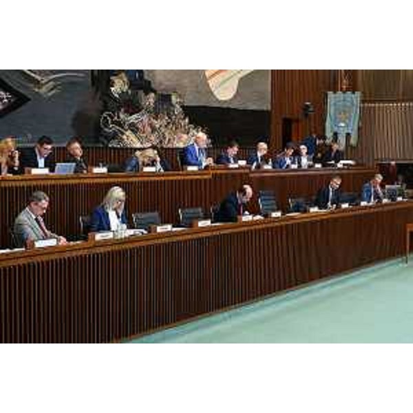 I banchi della Presidenza Cr e della Giunta durante i lavori in Aula - I banchi della Presidenza Cr e della Giunta durante i lavori in Aula