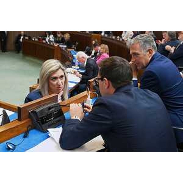 L'assessore Cristina Amirante (a sinistra) a colloquio con i consiglieri Igor Treleani e Stefano Balloch - L'assessore Cristina Amirante (a sinistra) a colloquio con i consiglieri Igor Treleani e Stefano Balloch