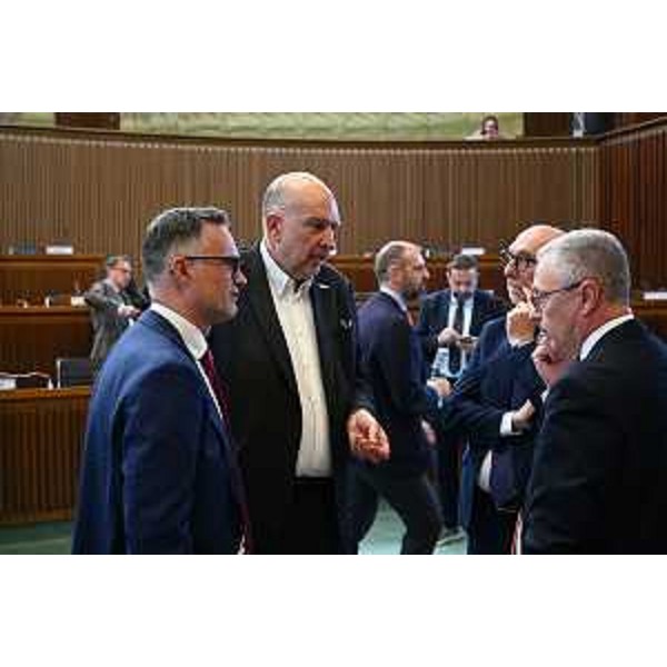 Conciliabolo tra i dem Massimo Mentil e Roberto Cosolini con gli assessori Riccardo Riccardi e Stefano Zannier - Conciliabolo tra i dem Massimo Mentil e Roberto Cosolini con gli assessori Riccardo Riccardi e Stefano Zannier