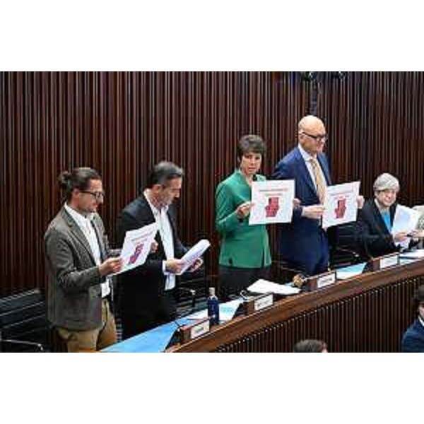 La protesta dei consiglieri del gruppo Patto per l'Autonomia-Civica Fvg, con i cartelli sventolati in aula - La protesta dei consiglieri del gruppo Patto per l'Autonomia-Civica Fvg, con i cartelli sventolati in aula