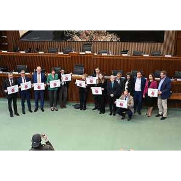 I consiglieri di Opposizione con i cartelli di protesta alla fine della seduta - I consiglieri di Opposizione con i cartelli di protesta alla fine della seduta