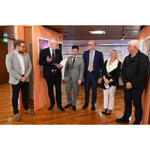 Da sinistra l'assessore di Azzano Decimo,Alberto Locatelli, il presidente del Cr, Mauro Bordin, i consiglieri Markus Maurmair e Marco Putto, Lorena Turchetto e Giuseppe De Stefano. - Da sinistra l'assessore di Azzano Decimo,Alberto Locatelli, il presidente del Cr, Mauro Bordin, i consiglieri Markus Maurmair e Marco Putto, Lorena Turchetto e Giuseppe De Stefano.