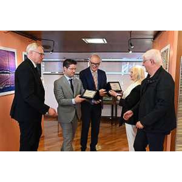 Un momento della consegna delle targhe ai due artisti - Un momento della consegna delle targhe ai due artisti