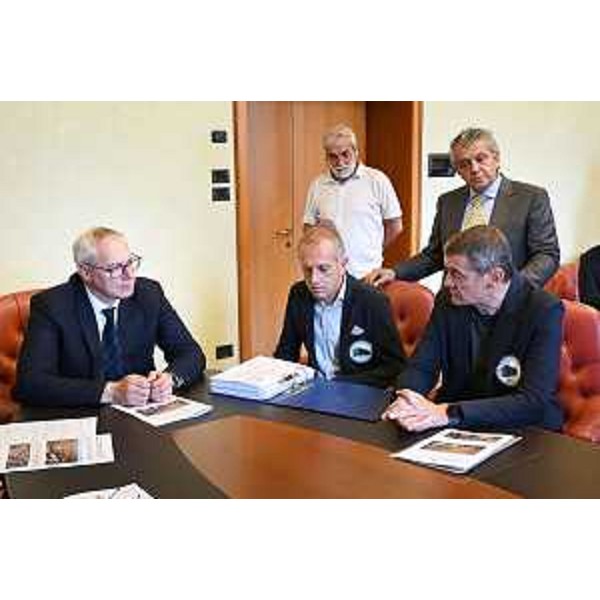 I rappresentati del comitato No polo logistico - difendiamo il territorio illustrano le ragioni della petizione - I rappresentati del comitato No polo logistico - difendiamo il territorio illustrano le ragioni della petizione