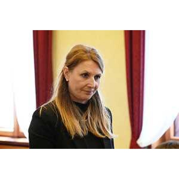Rosaria Capozzi (M5S) durante la consegna della petizione - Rosaria Capozzi (M5S) durante la consegna della petizione
