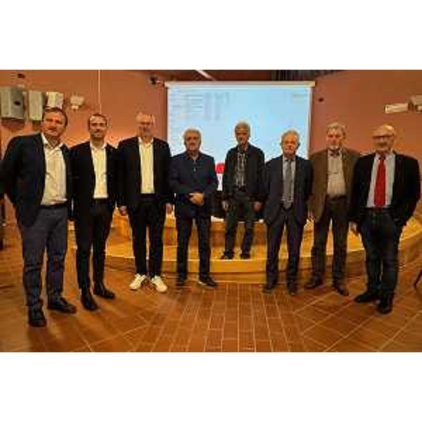 La foto di gruppo con i dirigenti di Auser Fvg: il presidente Bordin è il terzo da sinistra, il consigliere regionale Massimiliano Pozzo il primo da sinistra - La foto di gruppo con i dirigenti di Auser Fvg: il presidente Bordin è il terzo da sinistra, il consigliere regionale Massimiliano Pozzo il primo da sinistra