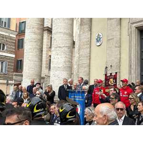 L'assessore alle Difesa dell'ambiente, energia e sviluppo sostenibile Fabio Scoccimarro tra i presenti alle esequie di Nino Benvenuti, nella chiesa degli Artisti a Roma - L'assessore alle Difesa dell'ambiente, energia e sviluppo sostenibile Fabio Scoccimarro tra i presenti alle esequie di Nino Benvenuti, nella chiesa degli Artisti a Roma