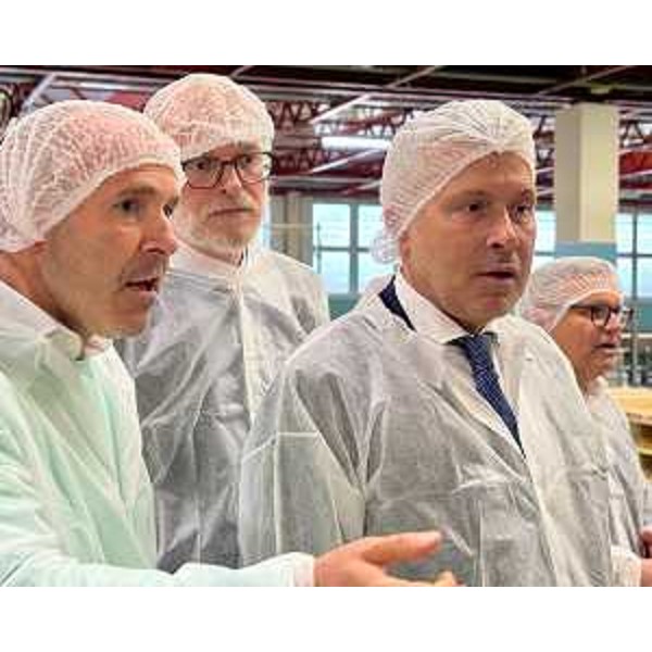 il primo a destra l'assessore Bini durante la visita allo stabilimento - il primo a destra l'assessore Bini durante la visita allo stabilimento