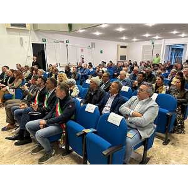 Il pubblico presente a Palazzolo dello Stella alla presentazione del neonato Distretto del commercio della Riviera friulana. - Il pubblico presente a Palazzolo dello Stella alla presentazione del neonato Distretto del commercio della Riviera friulana.