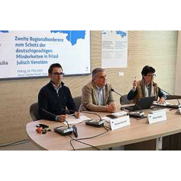 Il tavolo dei relatori: da sinistra Mazzolini, Zanette e Fabiana Fusco - Il tavolo dei relatori: da sinistra Mazzolini, Zanette e Fabiana Fusco