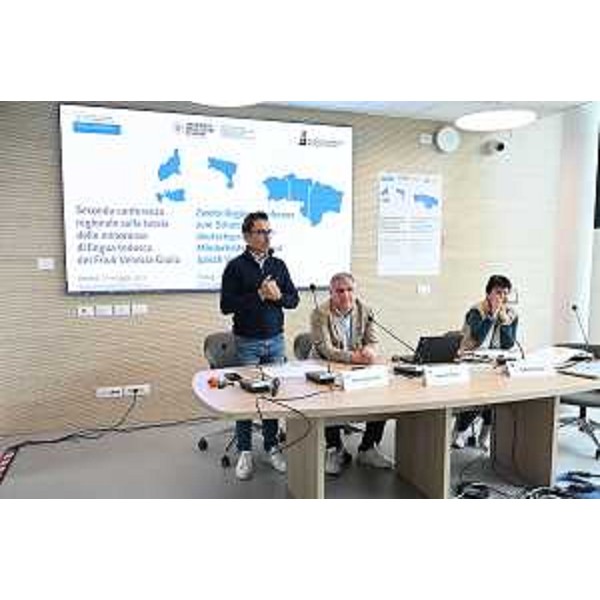 L'intervento del vicepresidente Mazzolini e il tavolo dei relatori - L'intervento del vicepresidente Mazzolini e il tavolo dei relatori