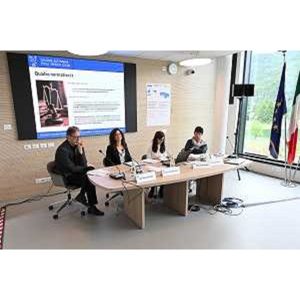 Il tavolo dei relatori della Seconda Conferenza regionale sulla tutela delle minoranze di lingua tedesca - Il tavolo dei relatori della Seconda Conferenza regionale sulla tutela delle minoranze di lingua tedesca