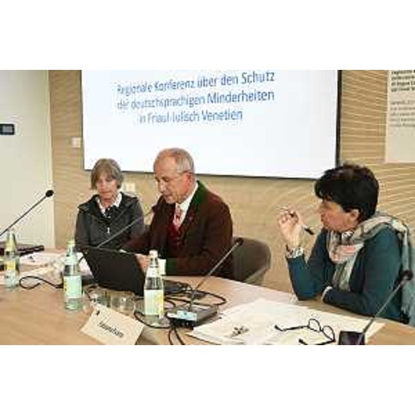 Alfredo Sandrini accanto a Vera Plozner (a sinistra) e alla moderatrice Fabiana Fusco - Alfredo Sandrini accanto a Vera Plozner (a sinistra) e alla moderatrice Fabiana Fusco