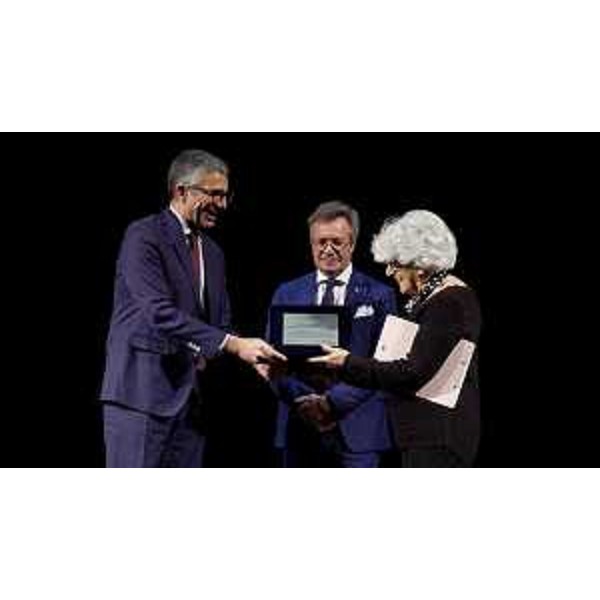 La consegna della targa della Regione all'associazione L'Armonia - La consegna della targa della Regione all'associazione L'Armonia