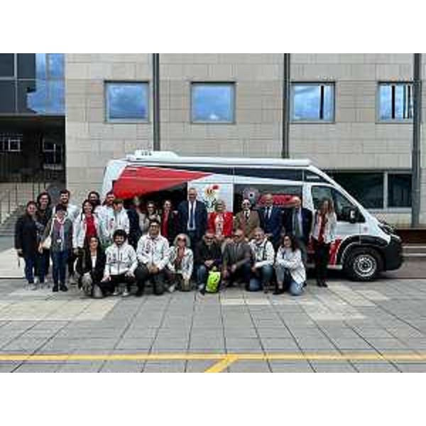 Foto di gruppo durante l'inaugurazione dell'ambulatorio mobile di Admo - Foto di gruppo durante l'inaugurazione dell'ambulatorio mobile di Admo