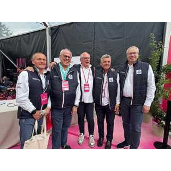 Il presidente del Cr Fvg, Mauro Bordin, primo a destra, alla tappa del Giro d'Italia a Nova Gorica/Gorizia - Il presidente del Cr Fvg, Mauro Bordin, primo a destra, alla tappa del Giro d'Italia a Nova Gorica/Gorizia