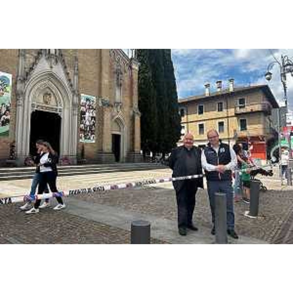 Il vicegovernatore Mario Anzil a Rivignano in attesa del passaggio del Giro d'Italia - Il vicegovernatore Mario Anzil a Rivignano in attesa del passaggio del Giro d'Italia