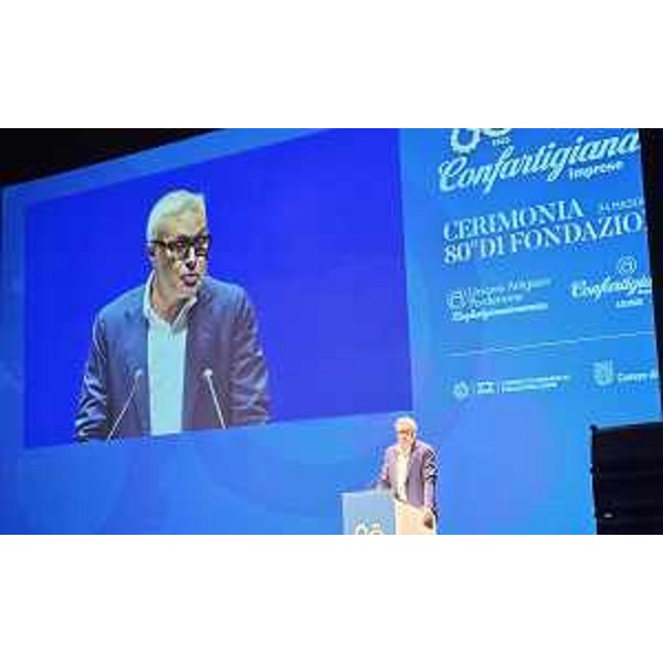 L'intervento dal palco del Verdi di Pordenone dell'assessore Sergio Emidio Bini in occasione della cerimonia di Confartigianato - L'intervento dal palco del Verdi di Pordenone dell'assessore Sergio Emidio Bini in occasione della cerimonia di Confartigianato