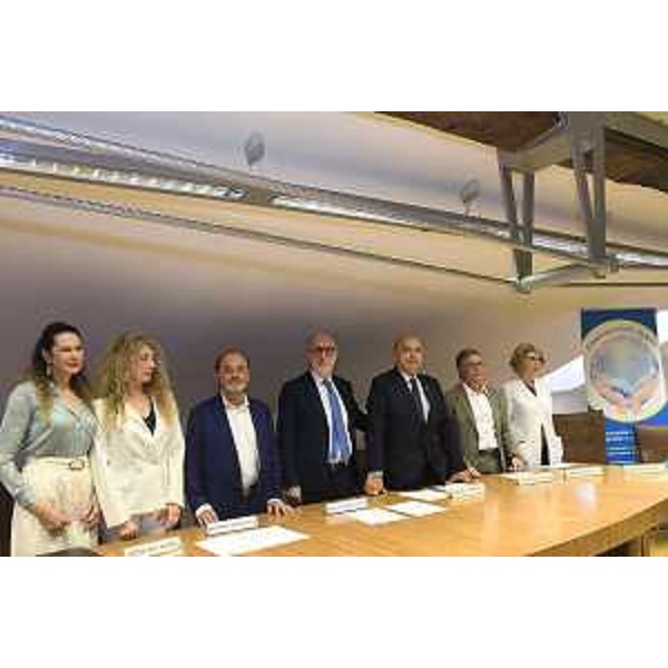 L'assessore regionale alla Salute Riccardo Riccardi (al centro) durante la cerimonia di formalizzazione della donazione di 30mila euro da parte del Comitato Cielo Aperto all'Azienda sanitaria universitaria Giuliano Isontina. - L'assessore regionale alla Salute Riccardo Riccardi (al centro) durante la cerimonia di formalizzazione della donazione di 30mila euro da parte del Comitato Cielo Aperto all'Azienda sanitaria universitaria Giuliano Isontina.