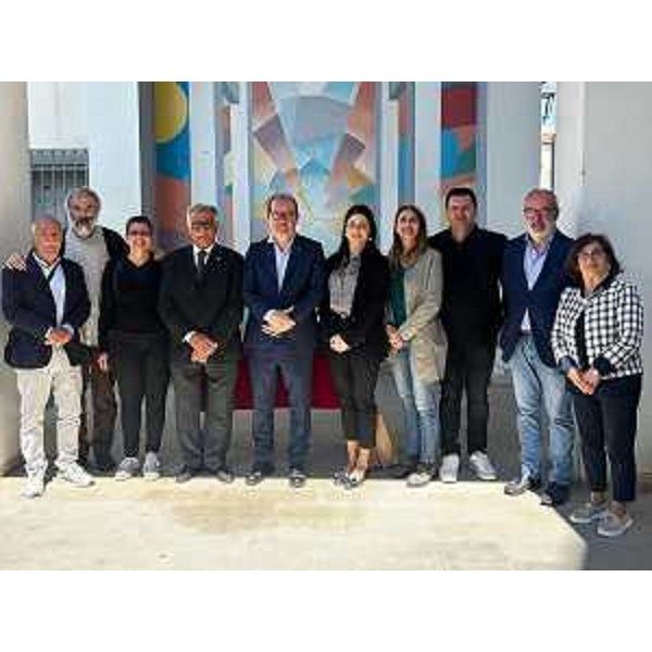 Foto di gruppo al termine della cerimonia di premiazione tenutasi a Gemona, alla presenza del vicegovernatore e assessore alla Cultura Mario Anzil (al centro) - Foto di gruppo al termine della cerimonia di premiazione tenutasi a Gemona, alla presenza del vicegovernatore e assessore alla Cultura Mario Anzil (al centro)