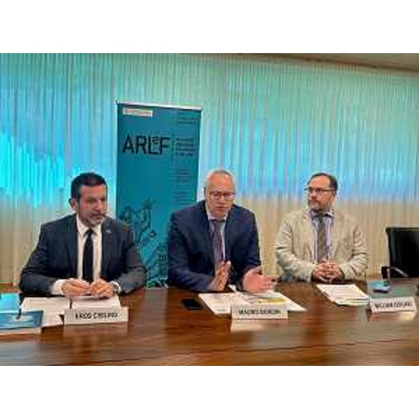 Il presidente del Cr Fvg, Mauro Bordin, con il presidente dell'Arlef, Eros Cisilino, (primo da sx) e il direttore dell'Arlef, William Cisilino (primo da dx) - Il presidente del Cr Fvg, Mauro Bordin, con il presidente dell'Arlef, Eros Cisilino, (primo da sx) e il direttore dell'Arlef, William Cisilino (primo da dx) 