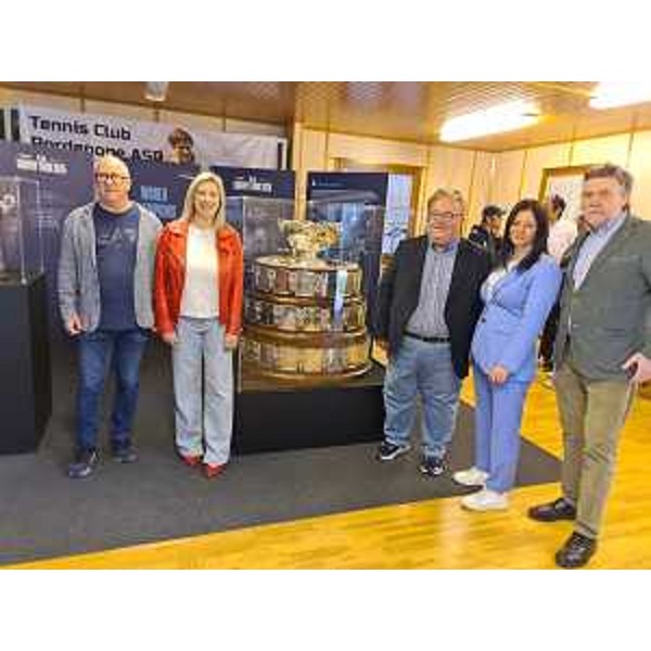 L'assessore regionale Cristina Amirante, seconda da sinistra, al Tennis Club Pordenone per la tappa del Trophy Tour 2025. - L'assessore regionale Cristina Amirante, seconda da sinistra, al Tennis Club Pordenone per la tappa del Trophy Tour 2025.