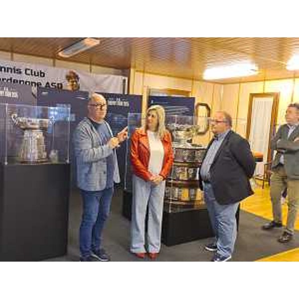 L'assessore Cristina Amirante con i vertici del Tennis Club Pordenone. - L'assessore Cristina Amirante con i vertici del Tennis Club Pordenone.