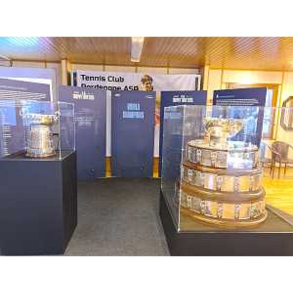 I due iconici trofei del tennis mondiale esposti al Tennis Club Pordenone: a destra la Coppa Davis, a sinistra la Billie Jean King Cup. - I due iconici trofei del tennis mondiale esposti al Tennis Club Pordenone: a destra la Coppa Davis, a sinistra la Billie Jean King Cup.