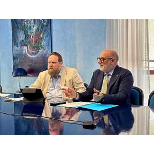 Da destra: Carlo Grilli (Fp) e il presidente regionale Apei, Moreno Castagna - Da destra: Carlo Grilli (Fp) e il presidente regionale Apei, Moreno Castagna