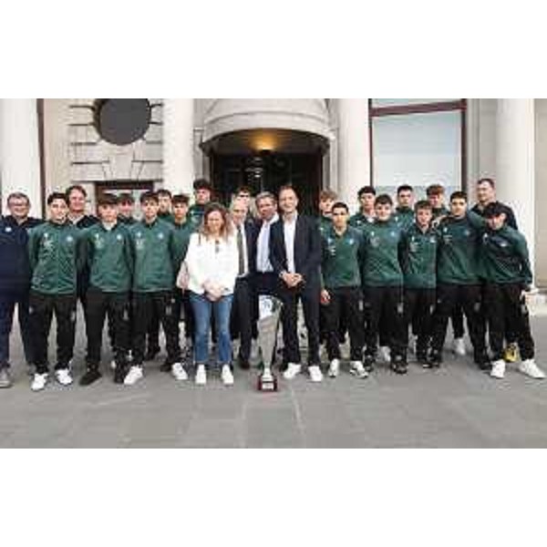 Il governatore Massimiliano Fedriga (al centro) insieme alla rappresentativa di calcio Under 19 del Friuli Venezia Giulia. - Il governatore Massimiliano Fedriga (al centro) insieme alla rappresentativa di calcio Under 19 del Friuli Venezia Giulia.