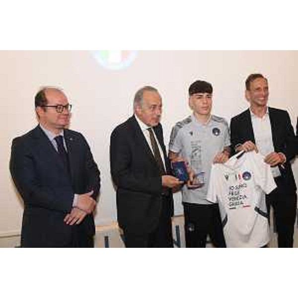 Un momento della cerimonia di premiazione. In primo piano il vicegovernatore con delega allo Sport Mario Anzil. - Un momento della cerimonia di premiazione. In primo piano il vicegovernatore con delega allo Sport Mario Anzil.