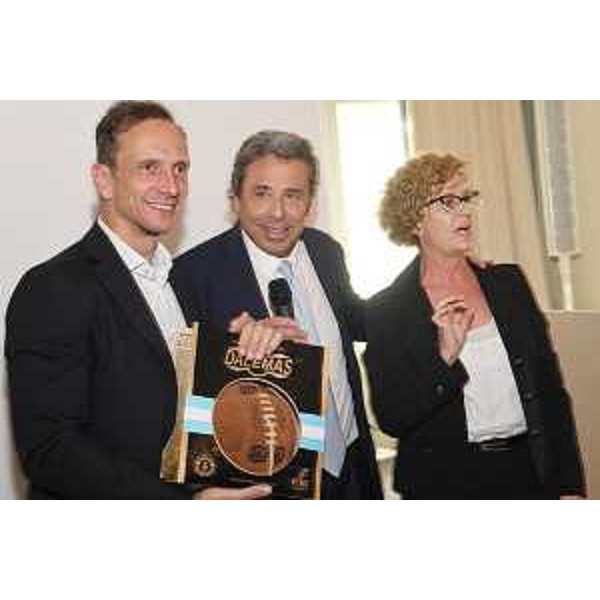 Il governatore Fedriga con il presidente della Lega nazionale dilettanti Fvg Ermes Canciani e Mabel Bunzli, la nipote di Antonio Tossolini che, insieme a Luis Polo e a Juan Valbonesi, nel 1931 brevettò il "Superball", il primo pallone completamente sferico e facilmente gonfiabile della storia del calcio. - Il governatore Fedriga con il presidente della Lega nazionale dilettanti Fvg Ermes Canciani e Mabel Bunzli, la nipote di Antonio Tossolini che, insieme a Luis Polo e a Juan Valbonesi, nel 1931 brevettò il "Superball", il primo pallone completamente sferico e facilmente gonfiabile della storia del calcio.