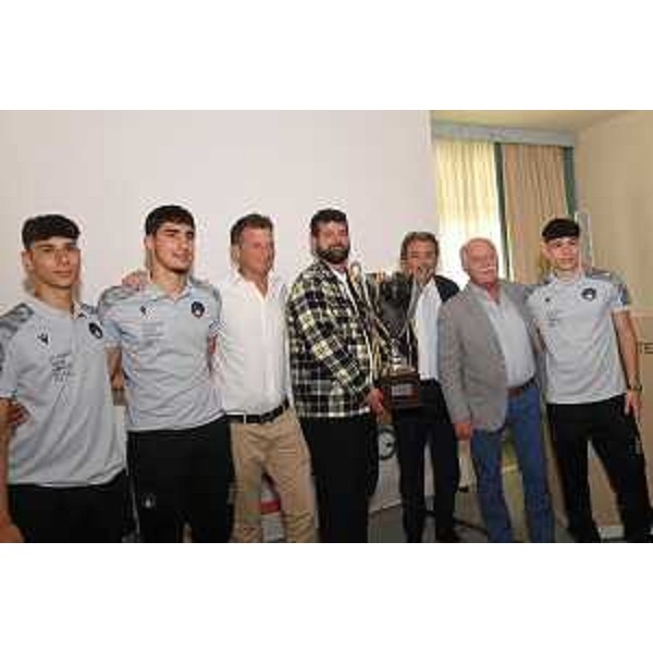Premiati anche il presidente Ezio Peruzzo, il mister Pocecco e i giocatori del San Luigi che, oltre a far parte della rappresentativa Under 19, da poco hanno conquistato la promozione in Serie D. - Premiati anche il presidente Ezio Peruzzo, il mister Pocecco e i giocatori del San Luigi che, oltre a far parte della rappresentativa Under 19, da poco hanno conquistato la promozione in Serie D.