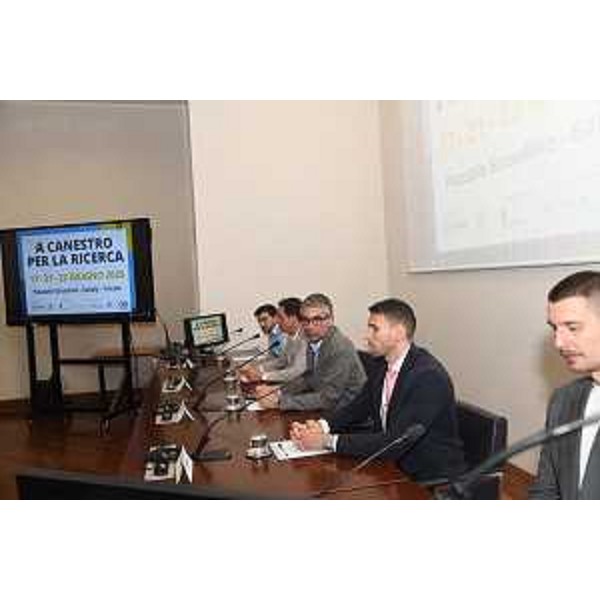 L'assessore Roberti (al centro) alla presentazione di "A canestro per la ricerca" - L'assessore Roberti (al centro) alla presentazione di "A canestro per la ricerca"