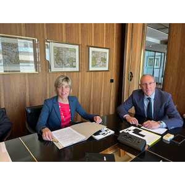 L'assessore Barbara Zilli con l'amministratore unico di Insiel Diego Antonini. - L'assessore Barbara Zilli con l'amministratore unico di Insiel Diego Antonini.