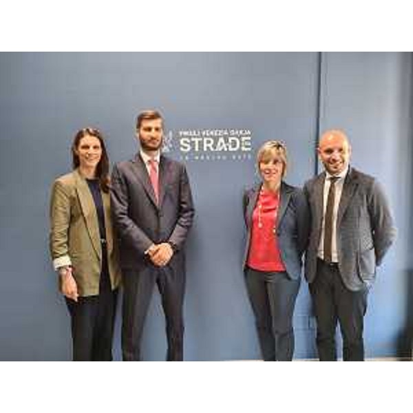 Al centro l'assessore regionale alle Finanze Barbara Zilli e il presidente di Fvg Strade Simone Bortolotti - Al centro l'assessore regionale alle Finanze Barbara Zilli e il presidente di Fvg Strade Simone Bortolotti