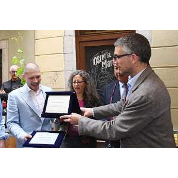 L'assessore Roberti consegna la targa della Regione per i cento anni dell'Osteria da Marino - L'assessore Roberti consegna la targa della Regione per i cento anni dell'Osteria da Marino