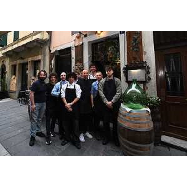 L'assessore Roberti partecipa ai festeggiamenti per i cento anni dell'Osteria da Marino a Trieste - L'assessore Roberti partecipa ai festeggiamenti per i cento anni dell'Osteria da Marino a Trieste