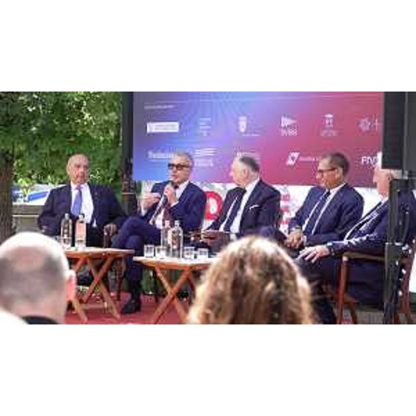 L'assessore Bini nel corso del suo intervento - L'assessore Bini nel corso del suo intervento