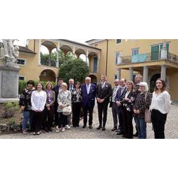 Nella foto, tra gli altri, il vicegovernatore Anzil (quinto da destra), il ministro Giuli (settimo da destra) e il sindaco Ziberna (ottavo da destra) - Nella foto, tra gli altri, il vicegovernatore Anzil (quinto da destra), il ministro Giuli (settimo da destra) e il sindaco Ziberna (ottavo da destra)